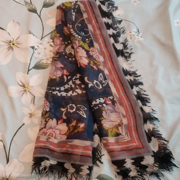 Scarf - Picture 2 of 5